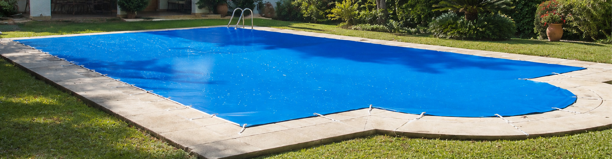 Piscina cubierta con cobertor de invierno azul