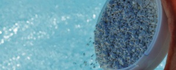 Produtos químicos essenciais para tratar a sua piscina