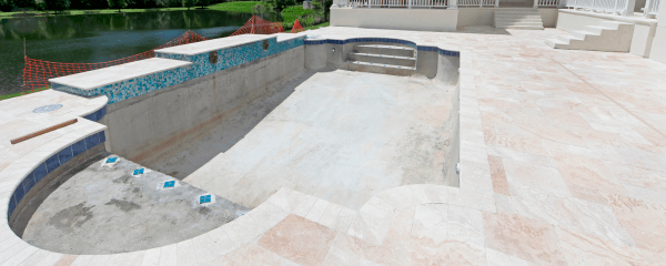 Normativa escaleras de obra en piscinas