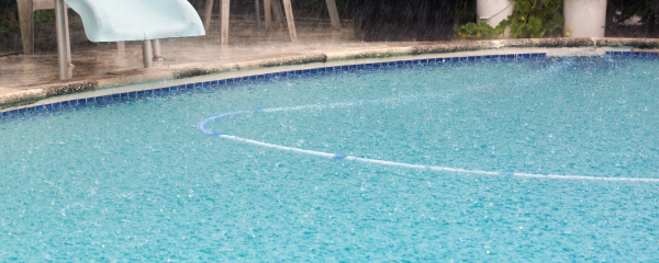 ¿Cómo proteger tu piscina de las lluvias de verano?