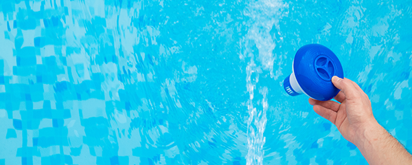 ¿Cómo bajar el cloro de la piscina?