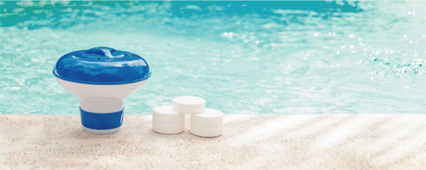 ¿Se puede echar cloro y antialgas a la vez en una piscina?