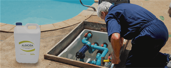 Echar antialgas en la piscina con la depuradora encendida: ¿Es posible?